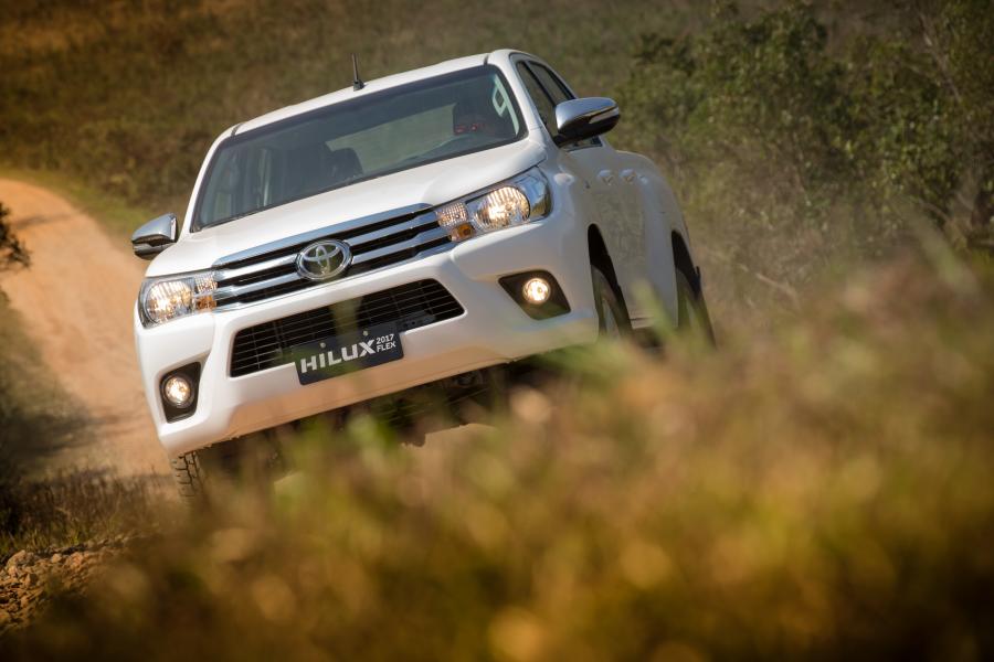  Toyota Hilux SRV Double Cab 2016 года  (LA) (фото 2 из 20)